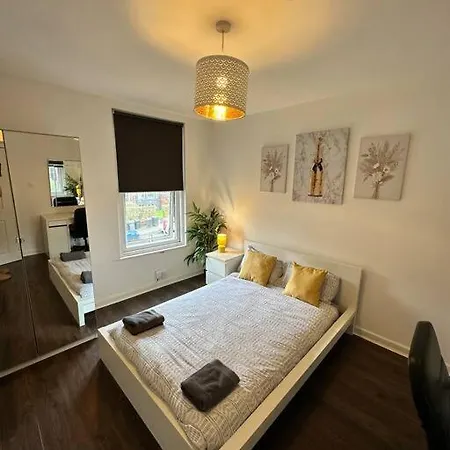 Apartment Furnished 3 Bed Flat In Leeds With Wifi And Full Kitchen By Brookland Serviced Short Lets Leeds Leeds (West Yorkshire)