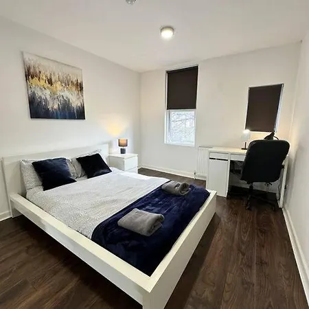 Furnished 3 Bed Flat In With Wifi And Full Kitchen By Brookland Serviced Short Lets *