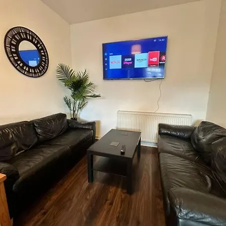 Furnished 3 Bed Flat In With Wifi And Full Kitchen By Brookland Serviced Short Lets