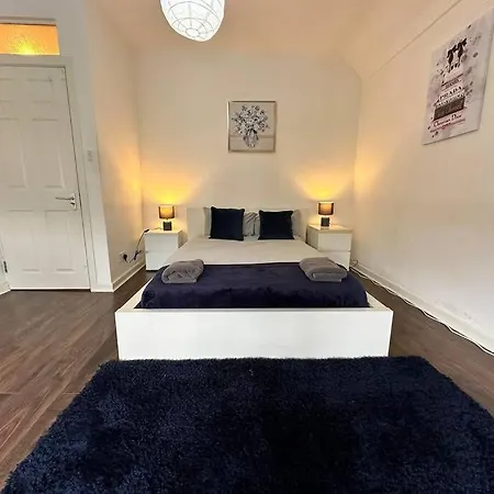 Furnished 3 Bed Flat In Leeds With Wifi And Full Kitchen By Brookland Serviced Short Lets Leeds * Leeds (West Yorkshire)
