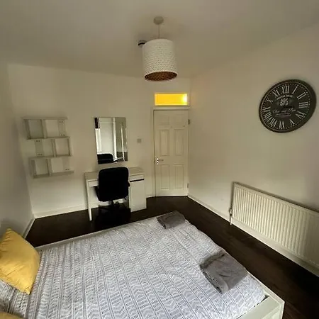 شقة Furnished 3 Bed Flat In With Wifi And Full Kitchen By Brookland Serviced Short Lets