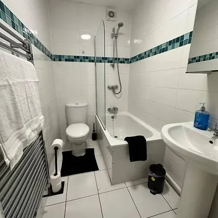 Furnished 3 Bed Flat In Leeds With Wifi And Full Kitchen By Brookland Serviced Short Lets Leeds Apartment Leeds (West Yorkshire)