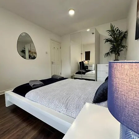 شقة Furnished 3 Bed Flat In With Wifi And Full Kitchen By Brookland Serviced Short Lets *